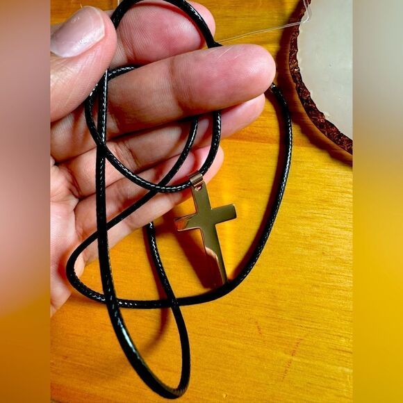 Beautiful Black Leather Men Cross Necklace - Picture 1 of 9